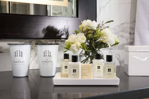 Le Damantin Hôtel & Spa — bathroom