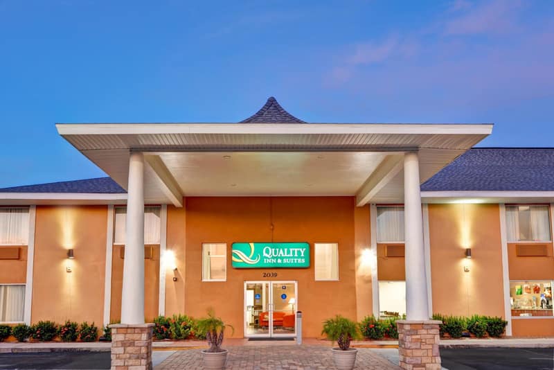 Quality Inn & Suites Heritage Park — building