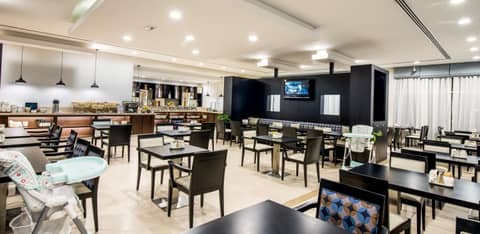 Holiday Inn Express Dubai Jumeirah an IHG Hotel — restaurant