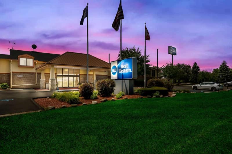 Best Western Detroit Livonia — building