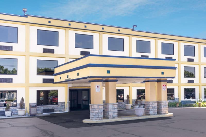 Days Inn by Wyndham Columbus Airport — building