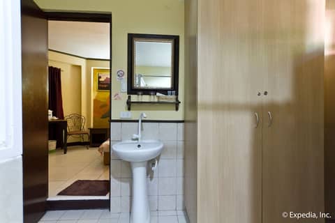 ALTA Cebu Resort — bathroom