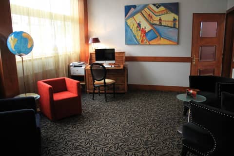 The New Midi — lounge