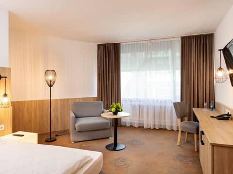 Plaza Hotel & Living Frankfurt — hotel room