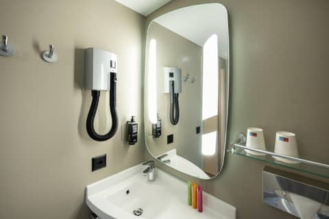 ibis Geneve Centre Lac — bathroom