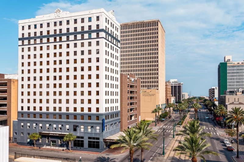 Hampton Inn & Suites New Orleans Canal St. French Quarter — building