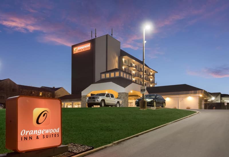 Orangewood Inn & Suites Kansas City Airport — building
