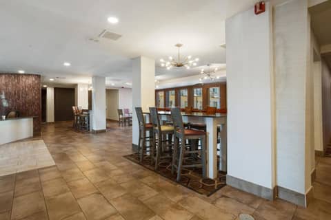 Orangewood Inn & Suites Kansas City Airport — photo 2
