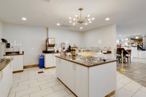 Orangewood Inn & Suites Kansas City Airport — photo 8