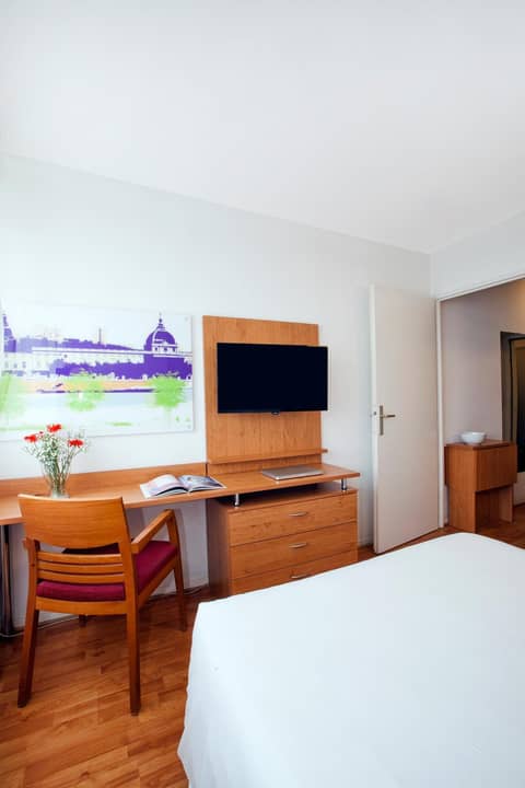 Séjours & Affaires Lyon Saint-Nicolas — hotel room