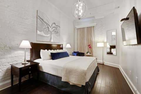 La Galerie French Quarter Hotel — hotel room