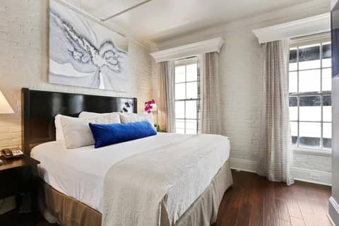 La Galerie French Quarter Hotel — hotel room
