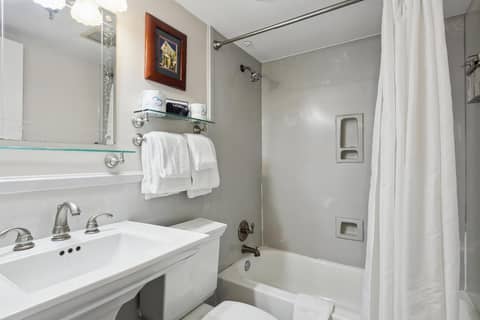 Maison Pierre Lafitte — bathroom
