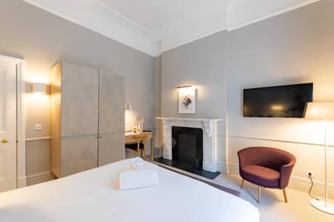 The Goodenough Hotel London — hotel room