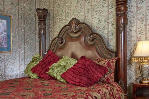 Queen Anne — bedroom