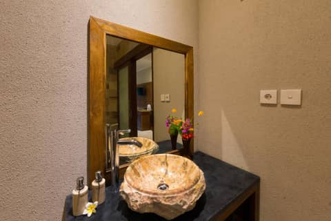 Alamdini Resort Ubud — bathroom