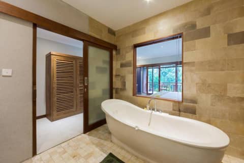Alamdini Resort Ubud — bathroom