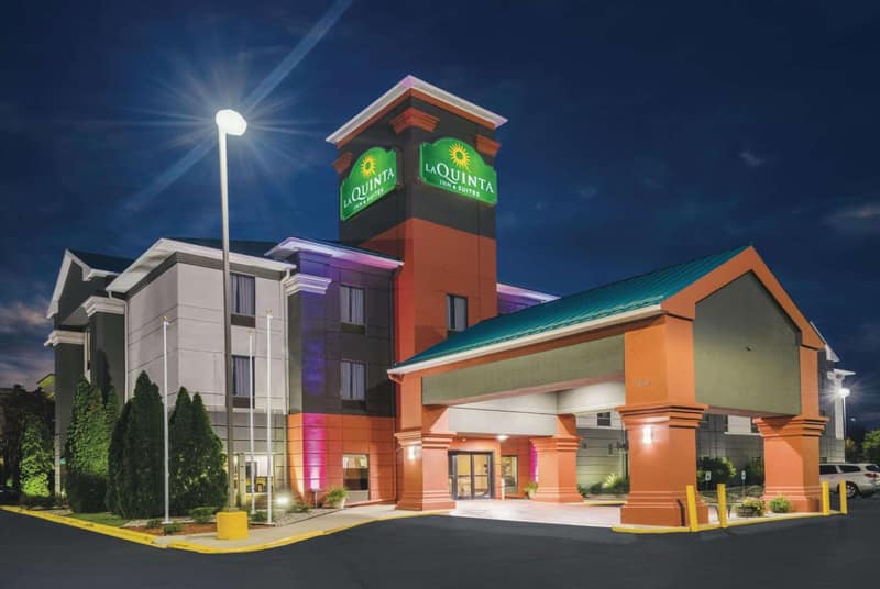 La Quinta Inn & Suites by Wyndham Louisville East — building