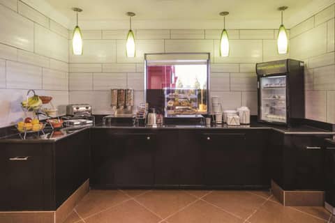 La Quinta Inn & Suites by Wyndham Louisville East — photo 2