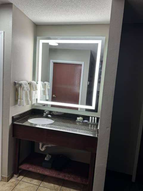 La Quinta Inn & Suites by Wyndham Louisville East — photo 4