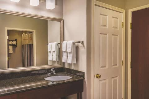 La Quinta Inn & Suites by Wyndham Louisville East — photo 7