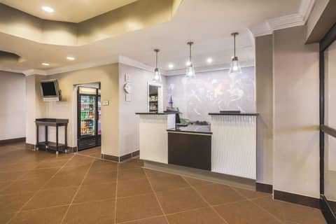 La Quinta Inn & Suites by Wyndham Louisville East — photo 8