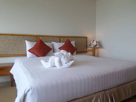 Nautical Inn — hotel room