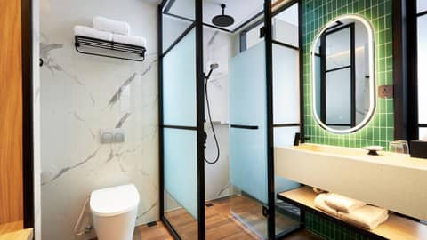 Holiday Inn Bali Sanur by IHG — bathroom