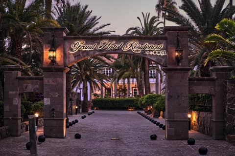 Seaside Grand Hotel Residencia - Gran Lujo — entrance
