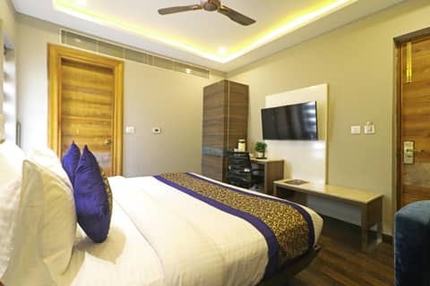 The IVY Grand Hotel - Luxury living in City Centre Near Connaught Place — hotel room