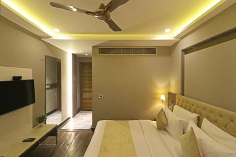 The IVY Grand Hotel - Luxury living in City Centre Near Connaught Place — hotel room