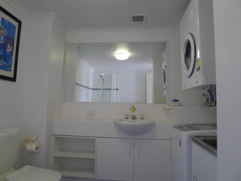 Santana Resort Surfers Paradise — bathroom