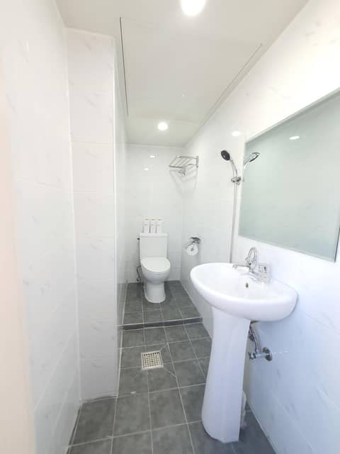 Dawoo House 2 in Hongdae — bathroom