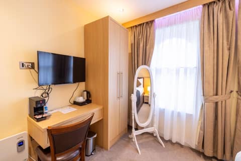 The Shoreditch Inn — hotel room