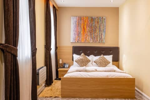 The Shoreditch Inn — hotel room