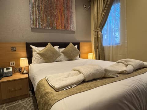 The Shoreditch Inn — hotel room