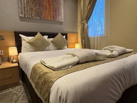 The Shoreditch Inn — hotel room