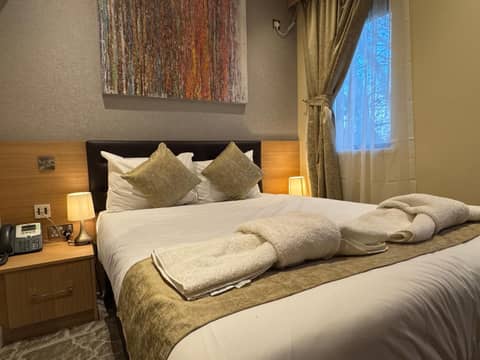 The Shoreditch Inn — hotel room