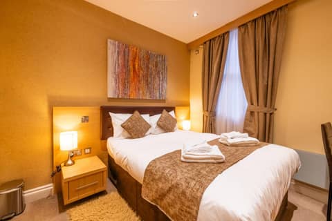 The Shoreditch Inn — hotel room