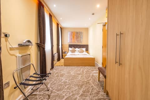 The Shoreditch Inn — hotel room