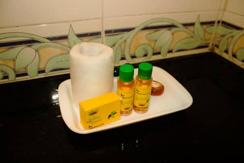 FabHotel Corporate Crown - Nr Jyoti Nivas University — bathroom