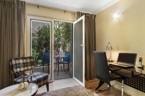 The Peninsula Riverside Serviced Apartments — hotel room