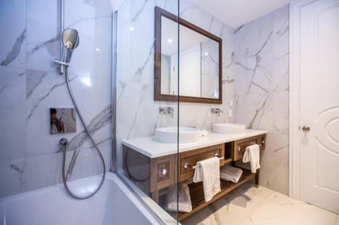 Royal Blue Hotel — bathroom