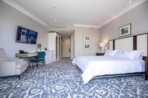 Royal Blue Hotel — hotel room