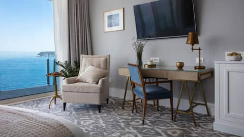 Royal Blue Hotel — hotel room