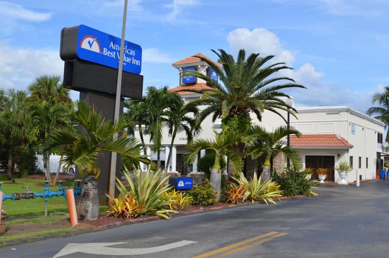 Americas Best Value Inn Fort Myers — building