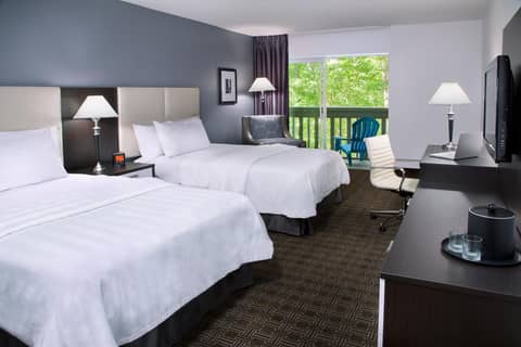 Toronto Don Valley Hotel and Suites — hotel room