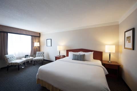 Toronto Don Valley Hotel and Suites — hotel room