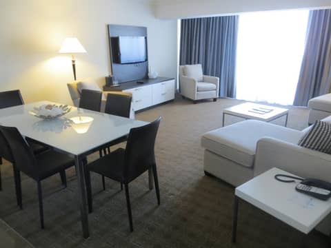 Toronto Don Valley Hotel and Suites — hotel room