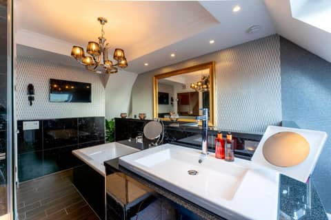 La Belle 10 — bathroom
